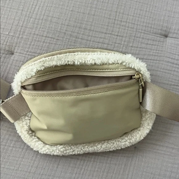 Lululemon Everywhere belt bag Sherpa fleece white ivory - Picture 7 of 8